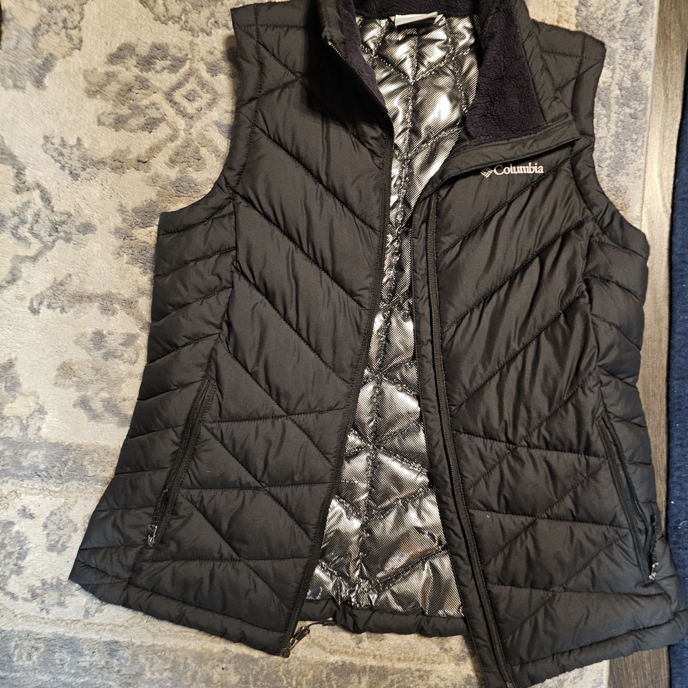 Columbia Women's Black and Silver Quilted Vest